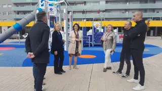 La alcaldesa y la concejal de Parques y Jardines han inaugurado el parque acompañadas de personal de PLD Space, la emrpesa que prueba los cohetes en el aeropuerto.