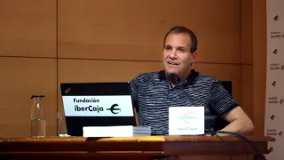 Alfonso Marco impartiendo su charla sobre El Canfrac.