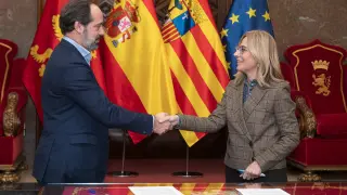 El director general de Indigo, Álvaro Busca, y la concejala de Hacienda, Blanca Soláns, tras la firma del contrato este martes.