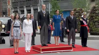 La Familia Real realiza un posado a su llegada al Congreso de los Diputados