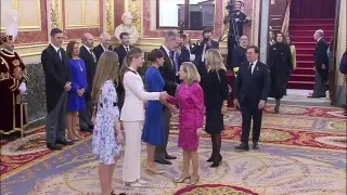 La familia real saluda a los invitados al juramento