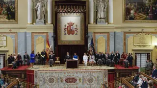 MADRID, 31/10/2023.- La presidente del Congreso de los Diputados, Francina Armengol (i), pronuncia un discurso en presencia del presidente del Senado, Pedro Rollán (2i), los reyes de España, Felipe VI (c-i) y Letizia (c-d), la princesa Leonor (3d), la infanta Sofía (2d), y el presidente del Gobierno en funciones, Pedro Sánchez (d), durante la ceremonia de jura de la Constitución de Leonor de Borbón en el día de su 18 cumpleaños, un acto celebrado este martes en el Congreso de los Diputados que representa el hito más importante de su trayectoria institucional y pavimenta el camino para que algún día se convierta en reina. EFE/ Ballesteros POOL