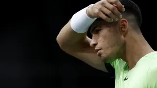 Carlos Alcaraz se limpia la cara durante su segunda ronda contra el ruso Roman Safiullin en el torneo de tenis Rolex Paris Masters