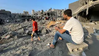 Los palestinos inspeccionan los edificios destruidos tras un ataque aéreo israelí en el campamento de refugiados de Yabalia, en la Franja de Gaza
