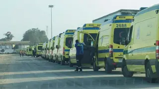 Ambulancias egipcias entrando en Gaza por el paso de Rafah.