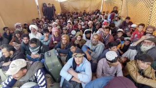 Los refugiados afganos abandonan Pakistán voluntariamente a medida que se acerca la fecha límite para la expulsión