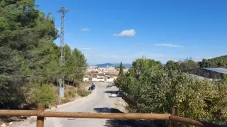 Vista de la localidad de Atzaneta de Albaida desde el campo de fútbol de El Regit, ubicado a las afueras, en la sierra.