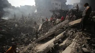 Bombardeo israelí contra un edificio residencial en el campo de refugiados de Bureij, en Gaza. Hay al menos 15 muertos.