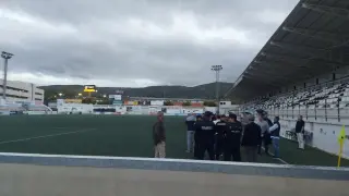 El estadio de El Clariano de Onteniente, con el partido suspendido desde hace breves minutos.