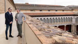 Pedro Olloqui e Isidro Aguilera, este jueves, en el tercer nivel del Museo de Zaragoza, que va ser objeto de obras.