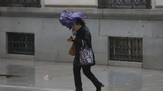 Toda España, salvo las Canarias, en alerta por lluvias, olas o viento y Galicia en rojo