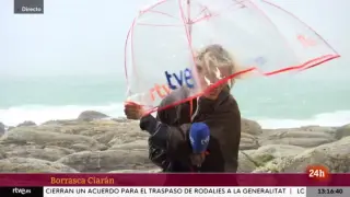 La periodista intentaba informar desde la Coruña luchando contra las fuertes  rachas de viento.