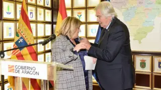 La consejera de Presidencia, Tomasa Hernández, ha recibido una insignia del presidente de ACES Europe, Francesco Luppatelli