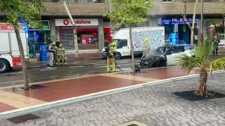 Los bomberos apagan un incendio en un vehículo aparcado en el centro de Zaragoza