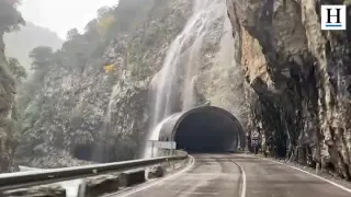 Impresionante cascada sobre la carretera del congosto de las Devotas tras el paso de la borrasca Domingos