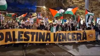 Cientos de personas se han manifestado esta tarde en la capital aragonesa para mostrar su apoyo al pueblo palestino y rechazar el ataque israelí.