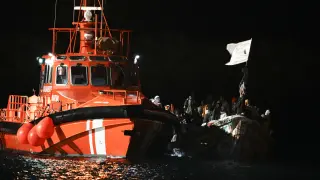 Decenas de personas en un cayuco son rescatadas a su llegada al muelle de La Restinga, a 4 de noviembre de 2023, en El Hierro, Islas Canarias (España). Salvamento Marítimo ha rescatado durante la madrugada de hoy un to