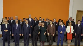 El beso se produjo el jueves pasado durante la foto de familia que se tomaron los ministros de Asuntos Exteriores de la UE y de países candidatos reunidos en Berlín.
