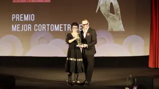 Nata Moreno, con su corto 'Madreselva', fue la gran vencedora de la noche y aquí recibe uno de los galardones de manos del Director General de Cultura Pedro Olloqui.