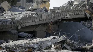 Un palestino inspecciona los restos de la mezquita de Al Sheikh Zayed, mientras siguen los bombardeos israelíes sobre el norte de Gaza