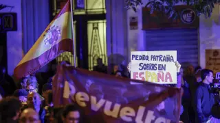 Protesta contra la amnistía junto a la sede del PSOE en Madrid.