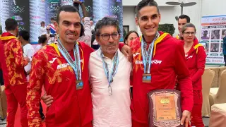 Alberto Puyuelo y Jesús Olmos, con sus medallas al cuello y con el entrenador Pepe Mareca en el medio.