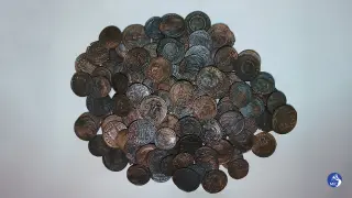GRAF9899. ROMA, 05/11/2023.- Entre 30.000 y 50.000 monedas de bronce, conocidas como follis, que datan de la primera mitad del siglo IV d.C. fueron halladas en el mar a poca profundidad cerca de la costa de Arzachena, en el noreste de la isla italiana de Cerdeña, y suponen uno de los más importantes descubrimientos numismáticos de los últimos años. EFE/Ministerio de Cultura italiano - SOLO USO EDITORIAL/SOLO DISPONIBLE PARA ILUSTRAR LA NOTICIA QUE ACOMPAÑA (CRÉDITO OBLIGATORIO) -