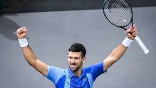 Djokovic celebra su victoria en el Rolex Paris Masters 2023.