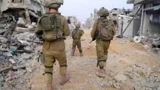 Soldados israelíes, junto a edificios bombardeados en la Franja de Gaza