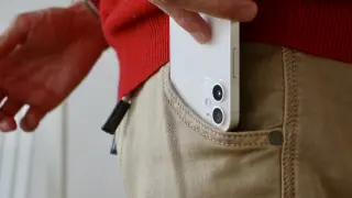Un usuario guarda su teléfono móvil en el bolsillo del pantalón.