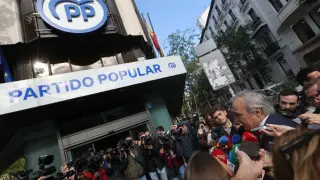 El presidente de Aragón, Jorge Azcón, a las puertas de la sede nacional del partido en Madrid