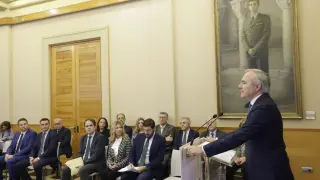 El presidente aragonés, Jorge Azcón, en la presentación del proyecto de ley de presupuestos de Aragón de 2024 junto a su gabinete, este lunes.