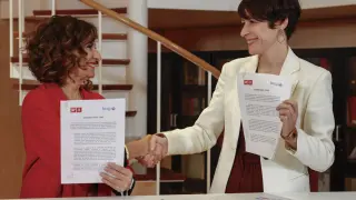 La vicesecretaria general del PSOE, María Jesús Montero, y la portavoz nacional del BNG, Ana Pontón, firman el acuerdo de investidura entre BNG-PSOE