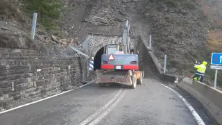 Maquinaria realizando trabajos que permitan reestablecer el tráfico por el túnel de Gavín.