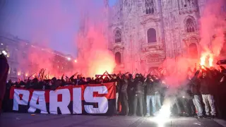 Aficionados del PSG en la plaza de la catedral de Milán antes del partido