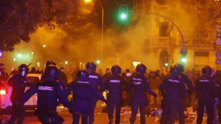 Agentes de la Policía Nacional intervienen durante la concentración de este lunes frente a la sede del PSOE en la calle Ferraz