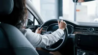 Una mujer conduciendo
