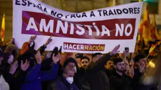 Grupos de personas en una nueva manifestación contra la amnistía, frente a la sede del PSOE en Ferraz, Madrid.
