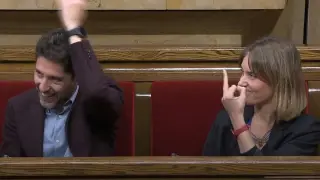 La presidenta de los comuns, Jéssica Albiach, hace una peineta al líder de Vox, Ignacio Garriga, en el pleno del Parlament