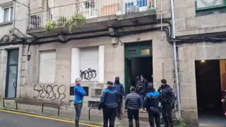 Localizado un cadáver en el número 13 de la calle Fisterra de Vigo, momentos antes de que se realice el desalojo forzoso del edificio, que presenta deficiencias en la instalación eléctrica.