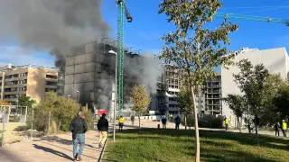 Un edificio en obras del barrio zaragozano de Arcosur ha ardido este miércoles por la mañana generando una enorme columna de humo negro visible desde distinto puntos de Zaragoza.