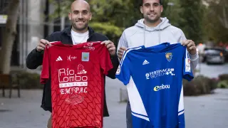 Carlos Javier y Cabetas, con las camisetas del sus respectivos equipos.