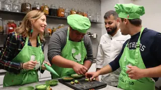 La alcaldesa de Zaragoza cocina en Cancook con dos alumnos de Club Inclucina y Atades