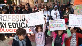 Protesta en el colegio Gascón y Marín por el retraso en la contratación de docentes.