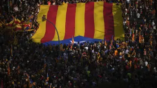 FILE - Protesters hold independence flags during a demonstration to celebrate the Catalan National Day in Barcelona, Spain, on Sept. 11, 2023. Spain's Socialist Party has struck a deal with a fringe Catalan separatist party to grant an amnesty for potentially thousands of people involved in the region's failed secession bid in exchange for its key backing of acting Spanish Prime Minister Pedro Sánchez to form a new government. Socialist lawmaker and party official Santos Cerdán announced the deal on Thursday, Nov. 9, 2023, in Brussels. (AP Photo/Emilio Morenatti)