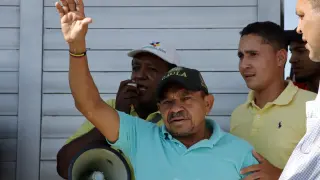 Luis Manuel Díaz Jiménez, padre del futbolista colombiano Luis Díaz, saluda a la multitud, entre familiares, amigos y curiosos, que lo recibió hoy en su casa luego de ser liberado