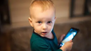 Imagen de un niño pequeño con un móvil