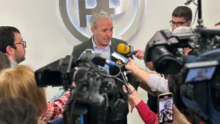 Jorge Azcón atiende a los periodistas antes de presidir la junta directiva del PP-Aragón, este viernes.