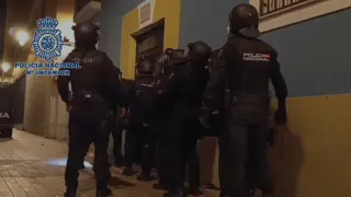 La Policía Nacional entrando al domicilio