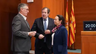 Manuel  Blasco (PP) conversa en las Cortes con Juan Vidal y Mª Carmen Rouco, diputados de Vox
